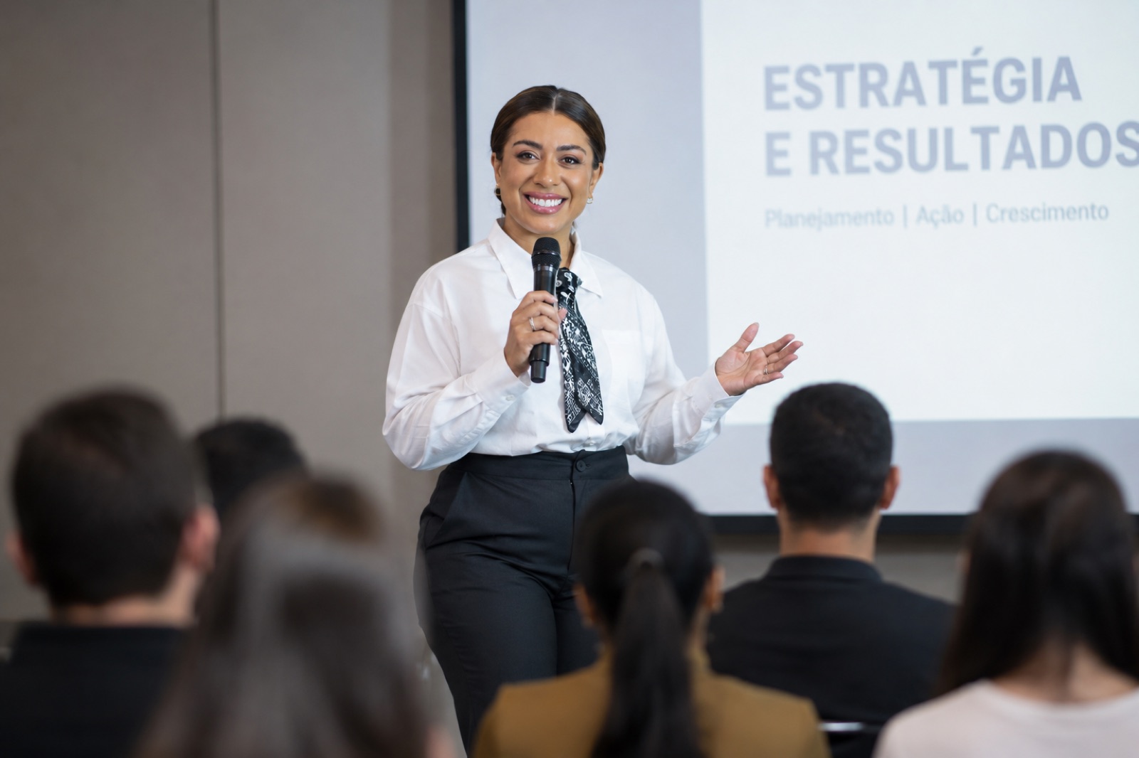 Treinamento sobre estratégia e resultados com apresentação ao fundo